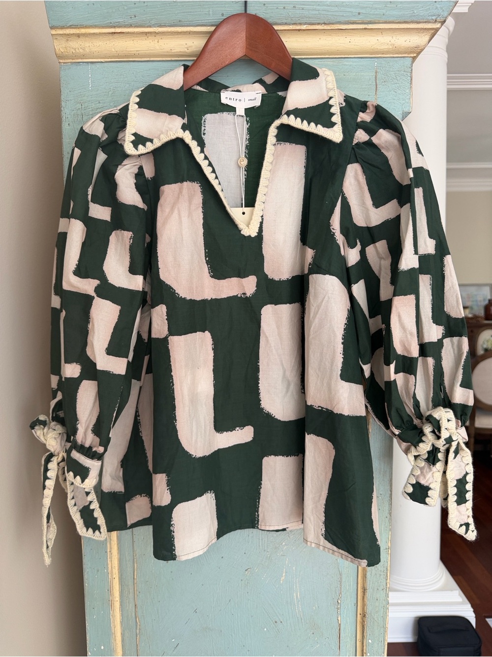 NWT Entro Artsy Boho Crochet Trim Abstract Print Blouse Top Green Cream S⁠